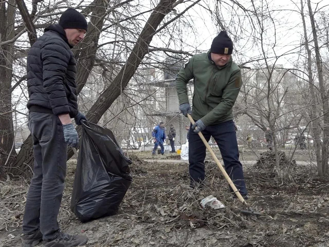 Вместе с коллегами и главой региона Виталием Хоценко принял участие в субботнике на территории у СКК имени Виктора Блинова Вместе с коллегами и главой региона Виталием Хоценко принял участие в субботнике на территории у СКК имени Виктора Блинова
