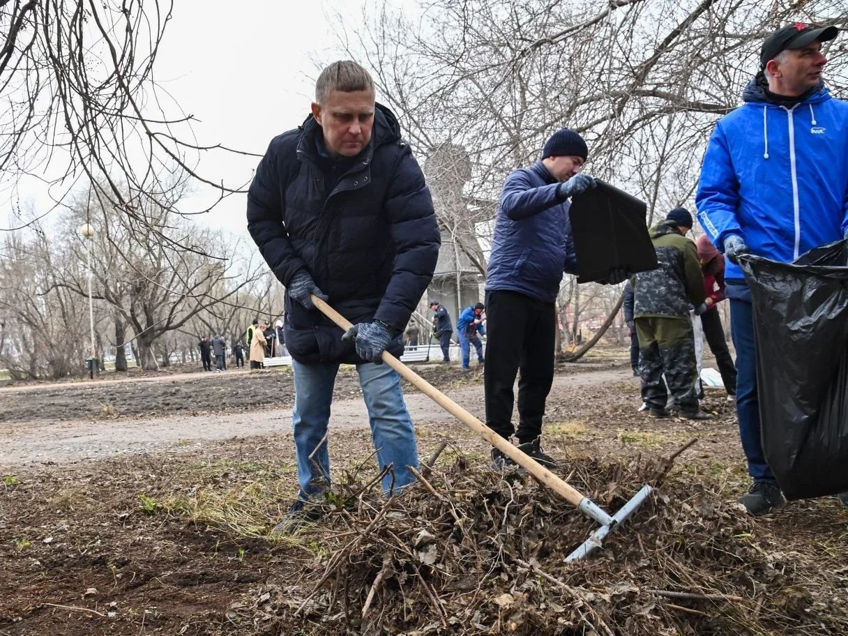 Вместе с коллегами и главой региона Виталием Хоценко принял участие в субботнике на территории у СКК имени Виктора Блинова Вместе с коллегами и главой региона Виталием Хоценко принял участие в субботнике на территории у СКК имени Виктора Блинова