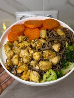 Курица в медово-соевом соусе: ресторанный вкус за 20 минут