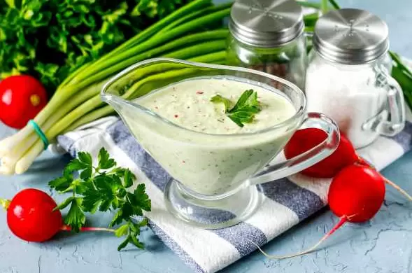 Секрет сметанного соуса с зеленью: просто и вкусно