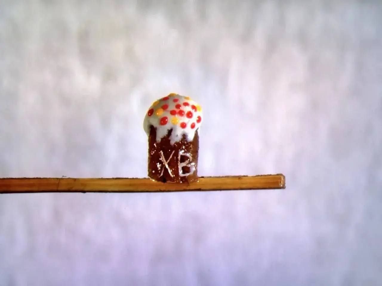 Омский микроминиатюрист испёк крошечный кулич