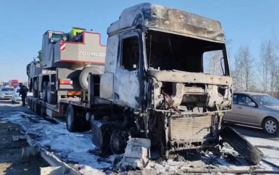 На трассе в Омской области загорелся большегруз