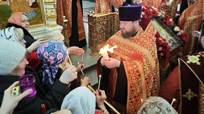 Омичи устроили ажиотаж у Благодатного огня