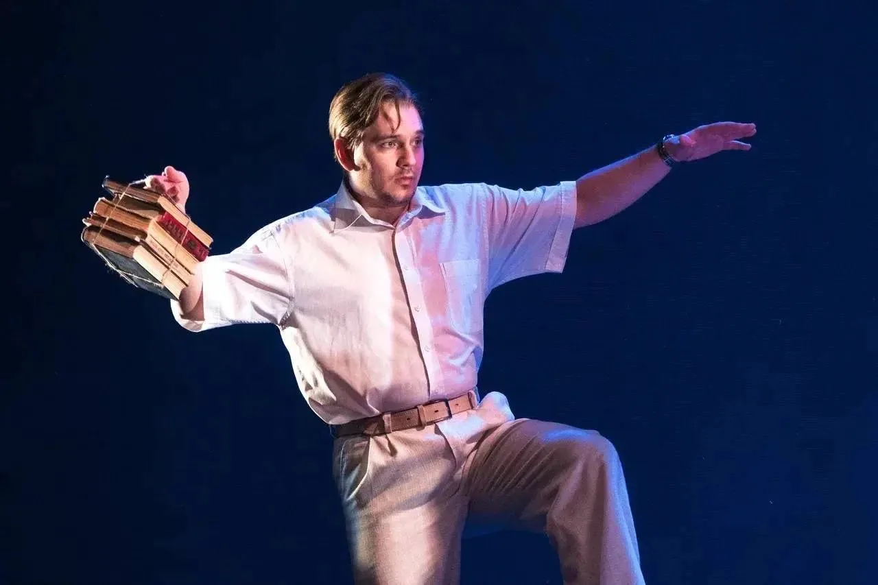 Тарский театр показал в Омске спектакль о войне Тарский театр показал в Омске спектакль о войне