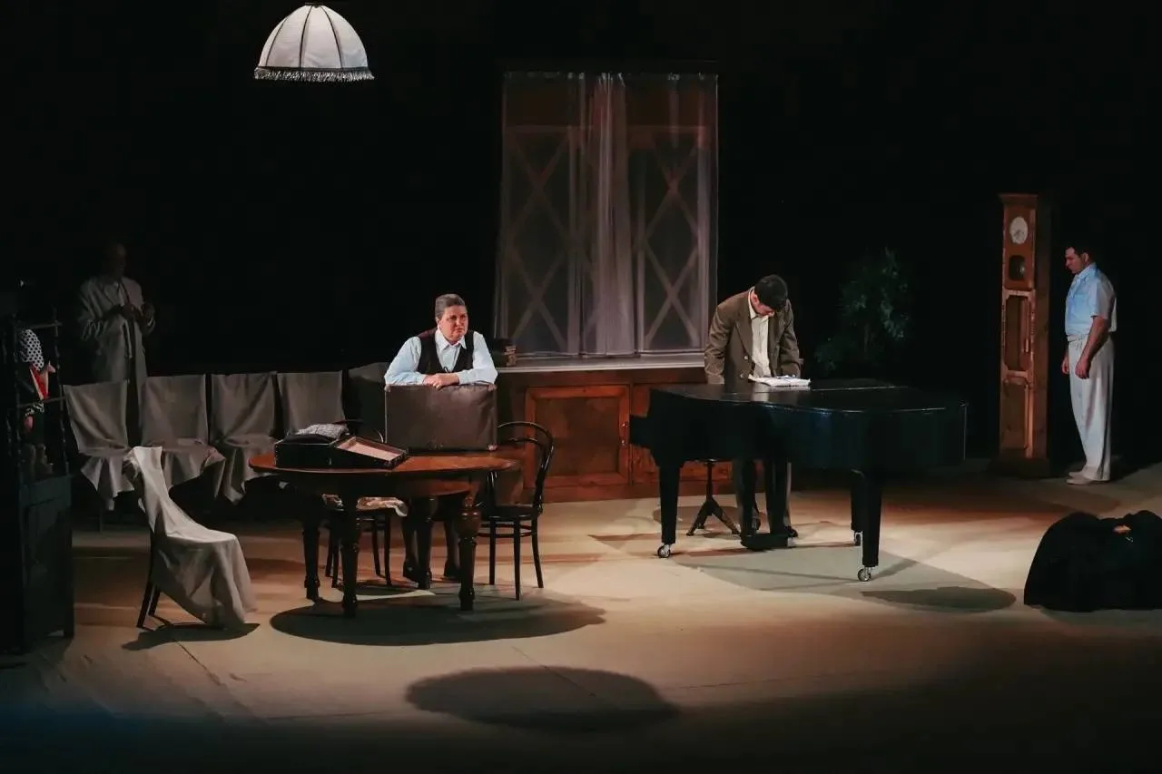 Тарский театр показал в Омске спектакль о войне Тарский театр показал в Омске спектакль о войне