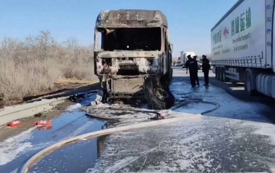 На трассе в Омской области загорелся большегруз На трассе в Омской области загорелся большегруз