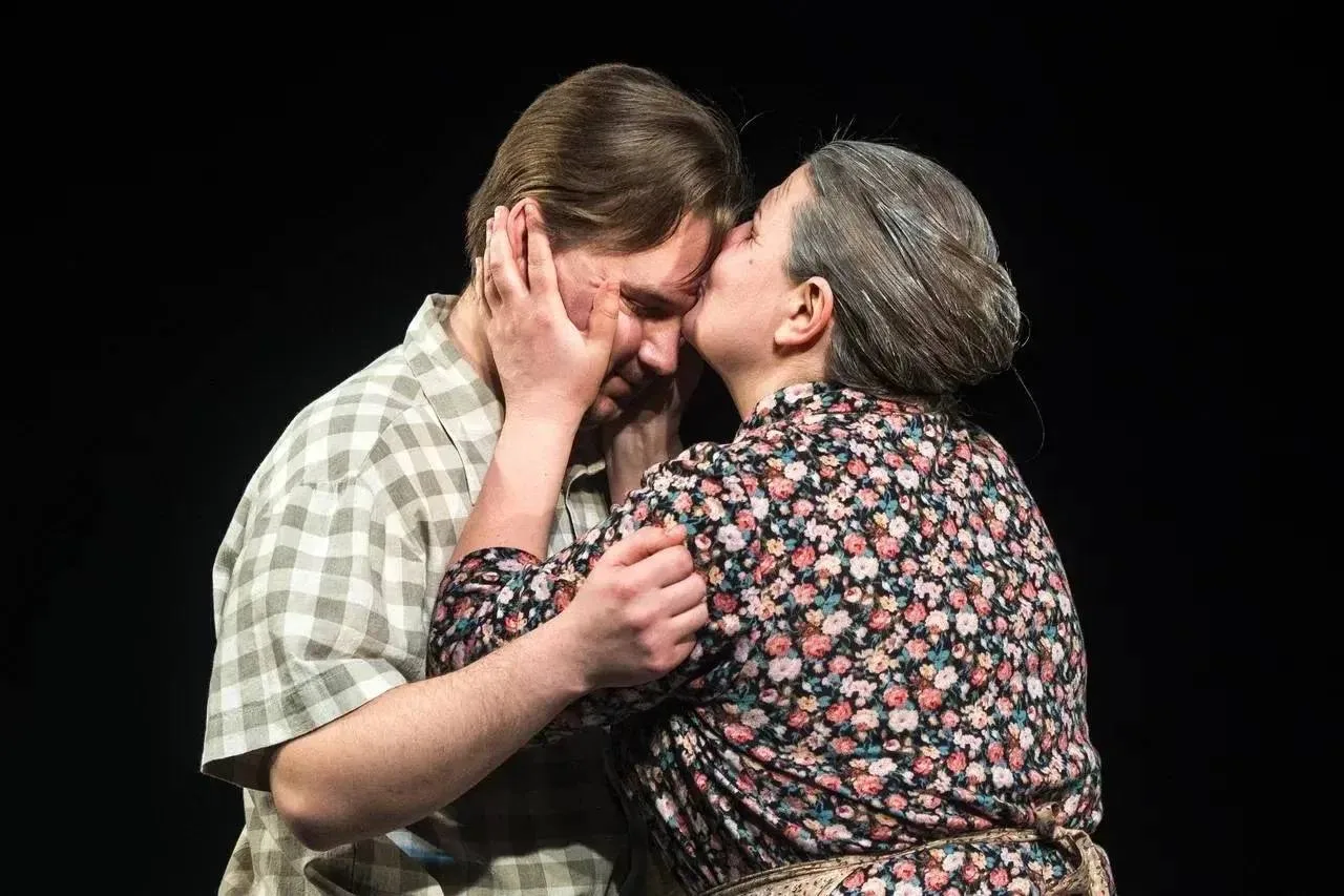 Тарский театр показал в Омске спектакль о войне Тарский театр показал в Омске спектакль о войне