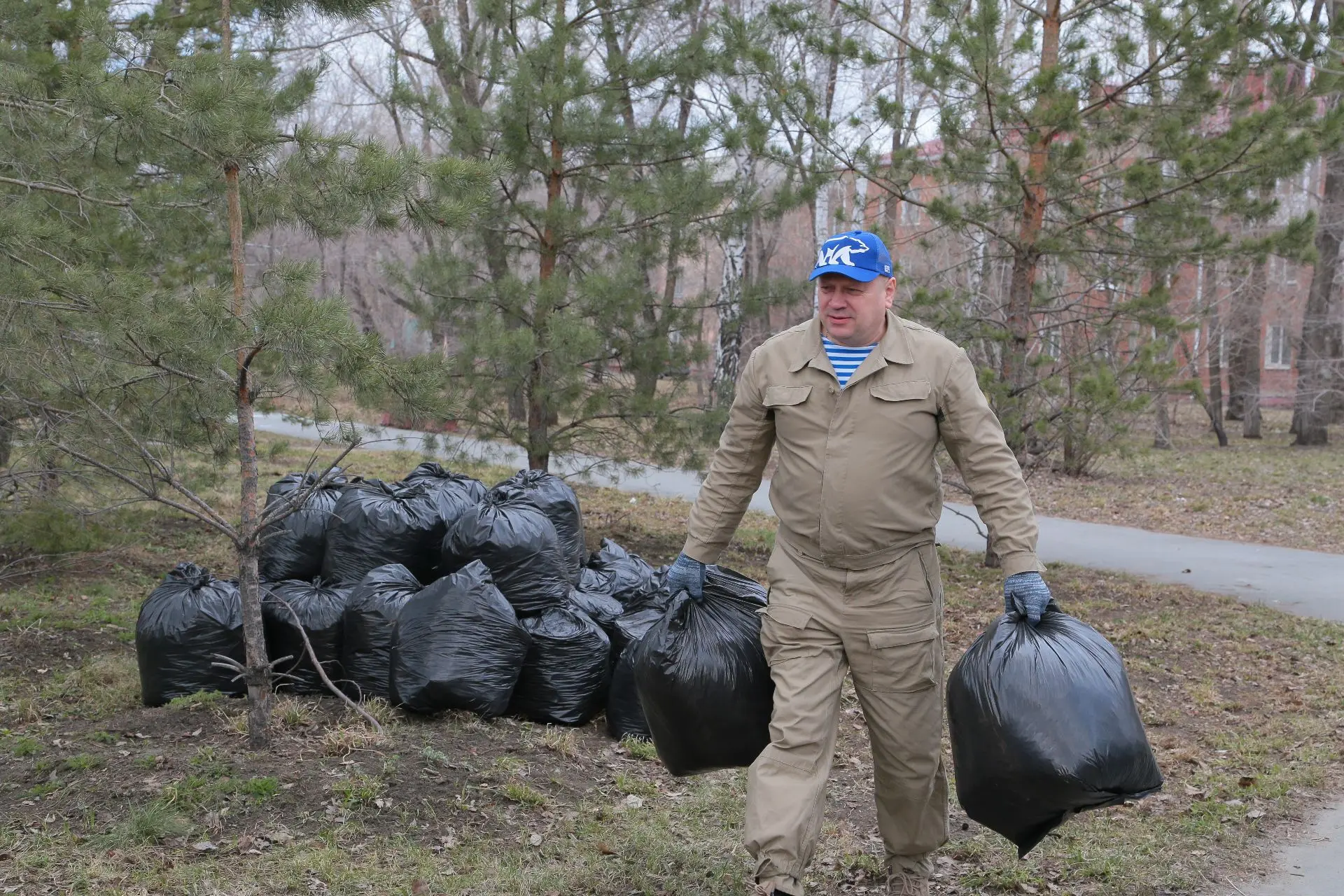 Сергей Шелест: Вместе с депутатом Омского городского Совета, моим однопартийцем по «Единой России» Андреем Сергеевичем Бондаренко приняли участие в среднике на территории Ленинского округа — у ДК «Железнодорожник» Сергей Шелест: Вместе с депутатом Омского городского Совета, моим однопартийцем по «Единой России» Андреем Сергеевичем Бондаренко приняли участие в среднике на территории Ленинского округа — у ДК «Железнодорожник»