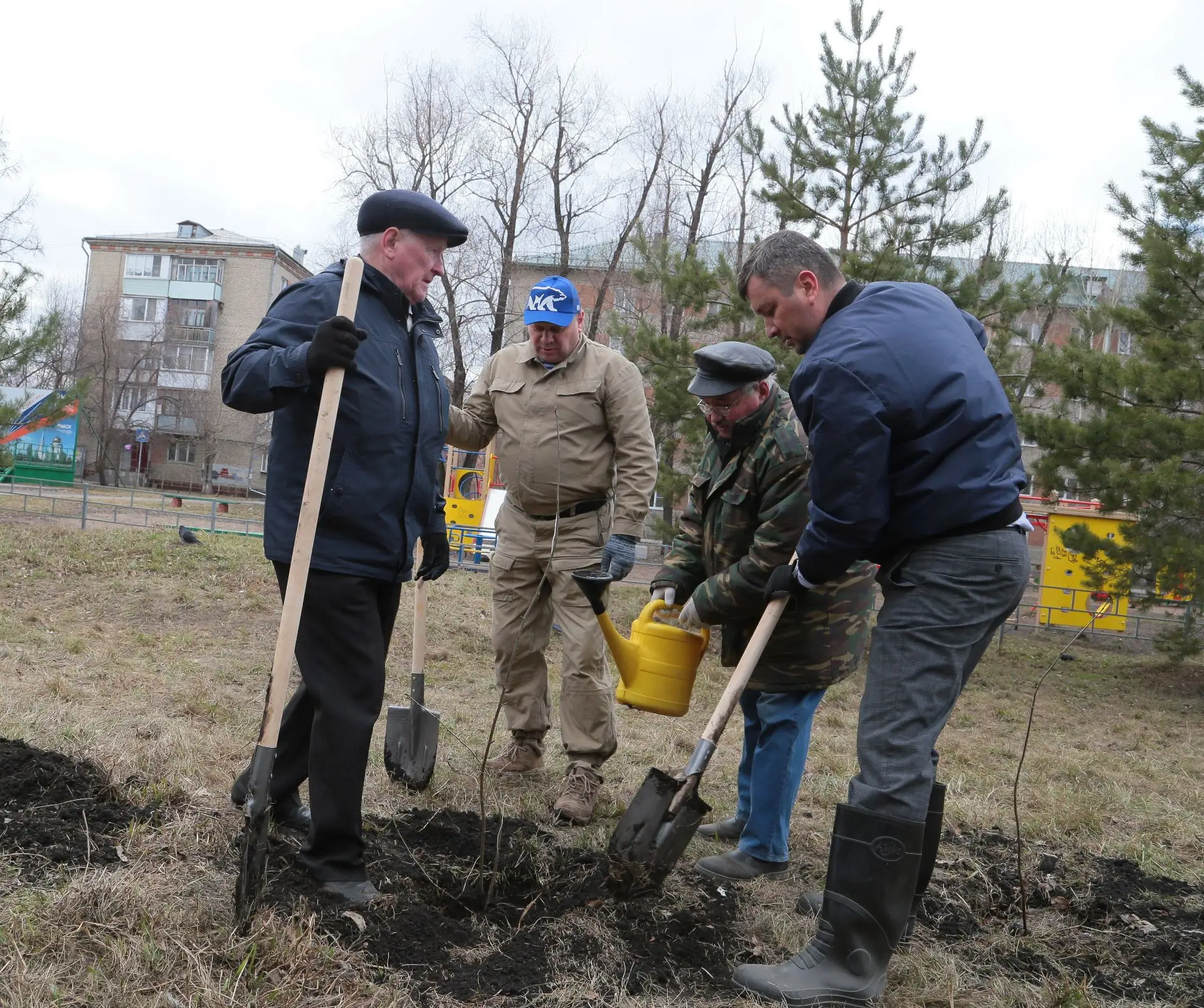 Сергей Шелест: Вместе с депутатом Омского городского Совета, моим однопартийцем по «Единой России» Андреем Сергеевичем Бондаренко приняли участие в среднике на территории Ленинского округа — у ДК «Железнодорожник» Сергей Шелест: Вместе с депутатом Омского городского Совета, моим однопартийцем по «Единой России» Андреем Сергеевичем Бондаренко приняли участие в среднике на территории Ленинского округа — у ДК «Железнодорожник»