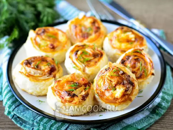 Сочные улитки из слоеного теста: пять простых рецептов для яркого стола