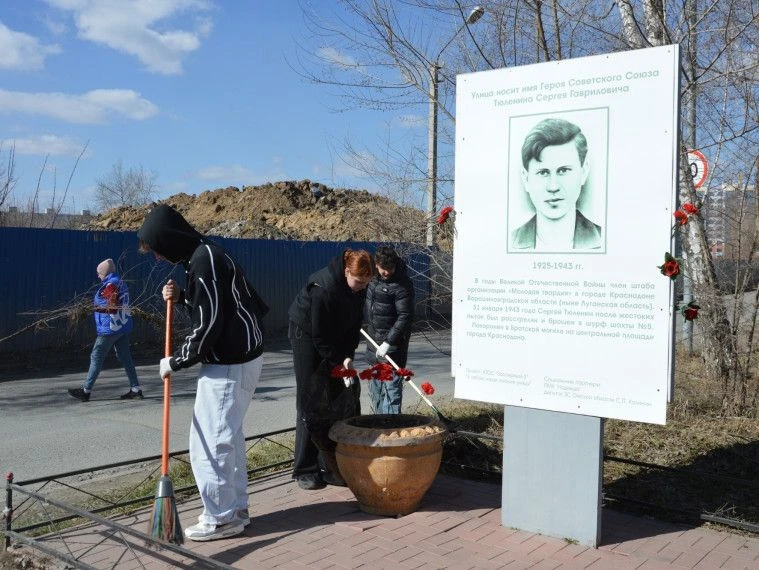 В Советском округе привели в порядок памятник героя-молодогвардейца Сергея Тюленина