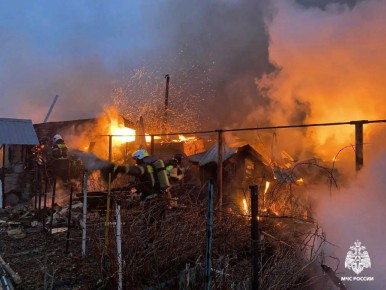 #пожарызасутки. 15 апреля в 04:49 В Черемуховском Ленинского округа горели двухквартирный дом и хозпостройки во дворе