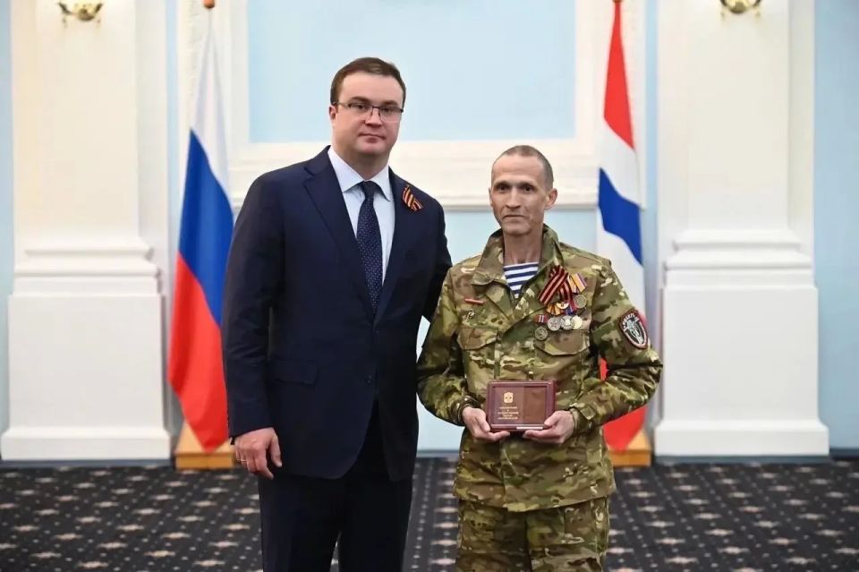 Виталий Хоценко вручил омичам государственные награды и почётные звания Виталий Хоценко вручил омичам государственные награды и почётные звания