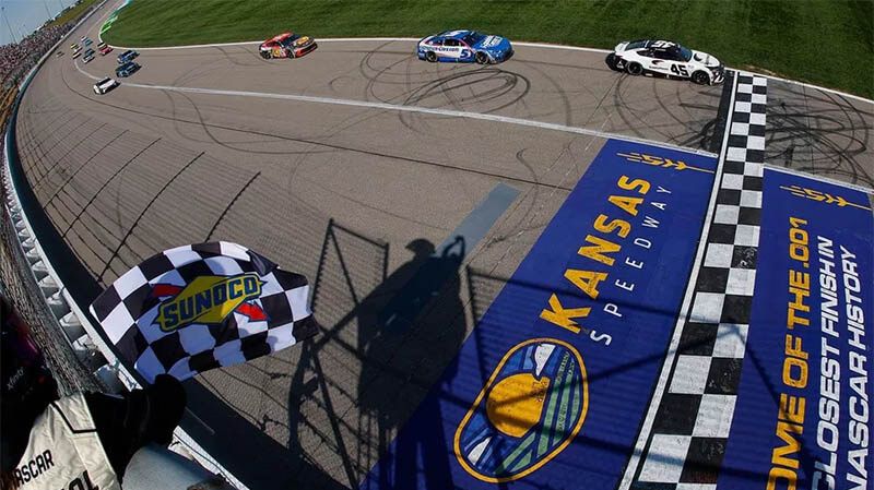 Тайлер Реддик празднует триумф в NASCAR после захватывающего обгона в Канзасе