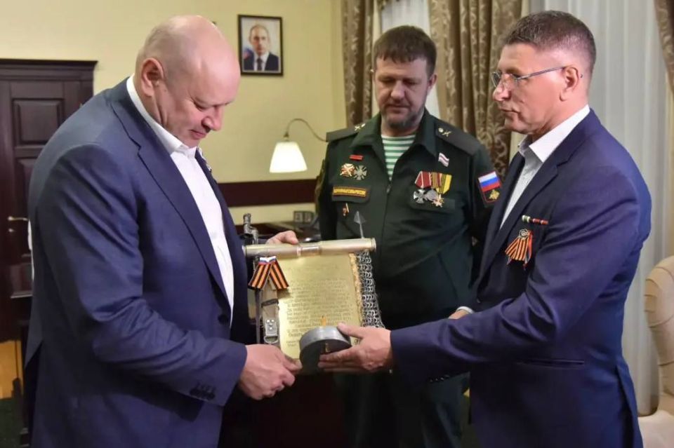 Сергей Шелест: 6 мая православные христиане отмечают день памяти великомученика Георгия Победоносца, и так совпало, что именно сегодня состоялась наша встреча с омским поэтом и художником Владимиром Васильевичем Кальницким...