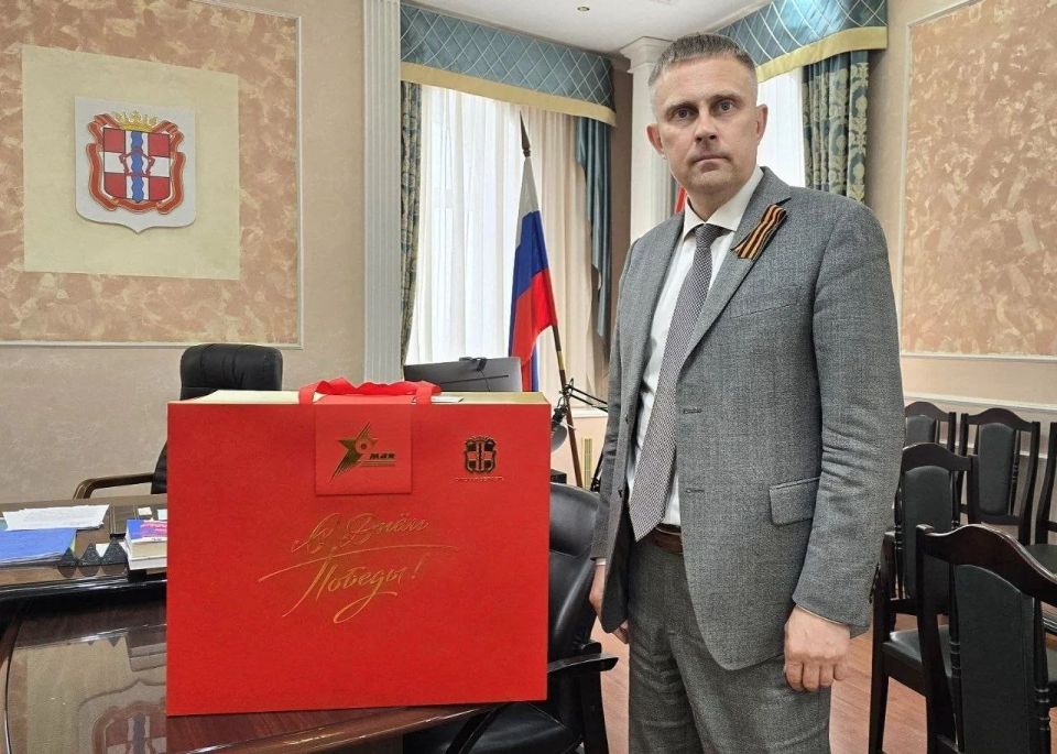 Передал поздравления с 81-ой годовщиной Победы в Великой Отечественной войне от губернатора Омской области Виталия Хоценко ветерану ВОВ почетному гражданину города Омска Евгению Новицкому Передал поздравления с 81-ой годовщиной Победы в Великой Отечественной войне от губернатора Омской области Виталия Хоценко ветерану ВОВ почетному гражданину города Омска Евгению Новицкому
