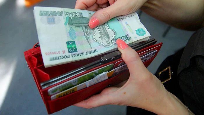 В Омской области женщины зарабатывают почти на треть меньше мужчин