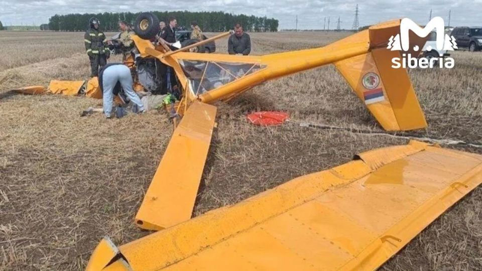 Самолёт в Омской области мог рухнуть из-за открывшегося капота двигателя