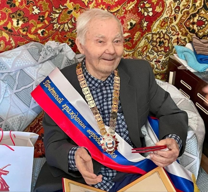 Передал поздравления с 81-ой годовщиной Победы в Великой Отечественной войне от губернатора Омской области Виталия Хоценко ветерану ВОВ почетному гражданину города Омска Евгению Новицкому