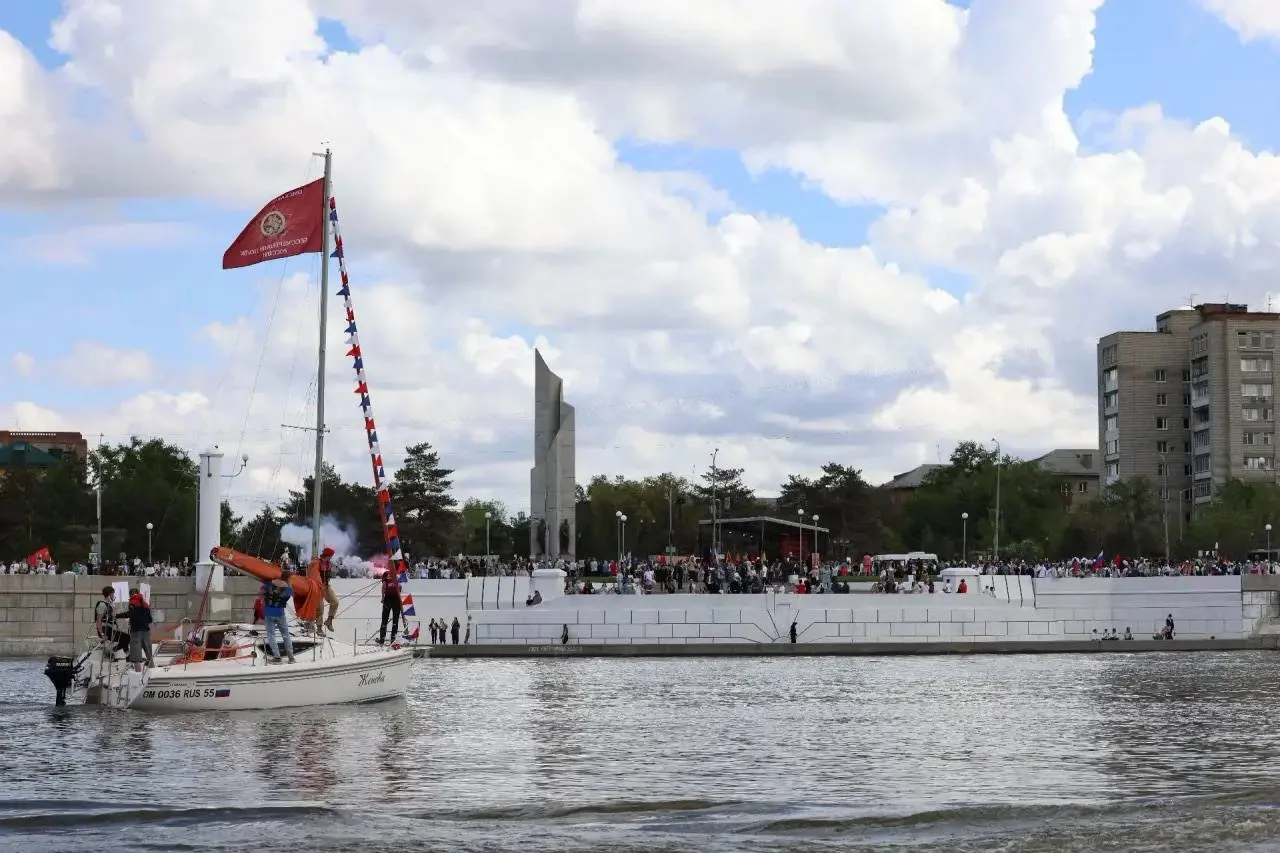 Водное шествие «Бессмертного полка» прошло сегодня по Иртышу Водное шествие «Бессмертного полка» прошло сегодня по Иртышу