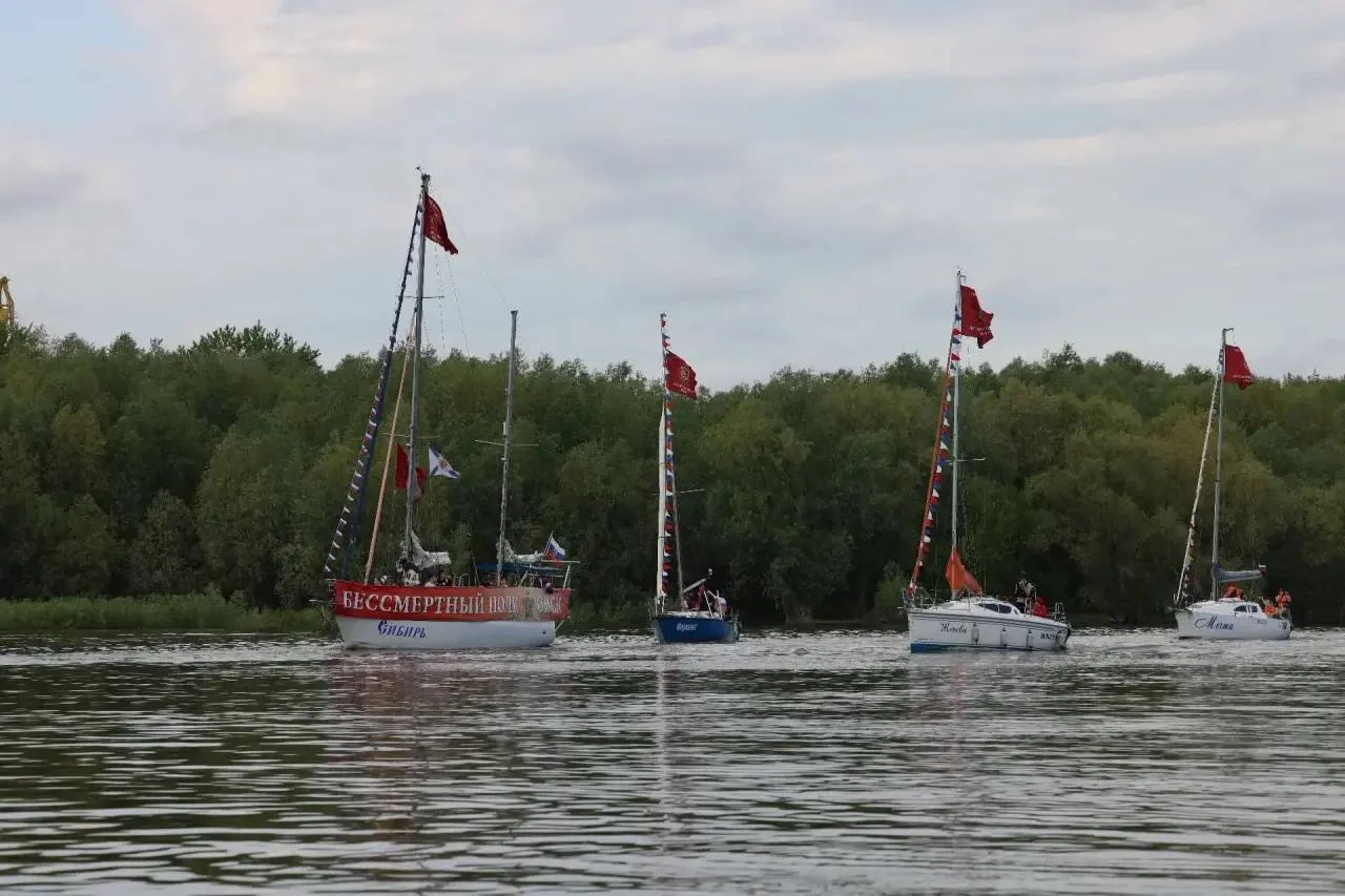 Водное шествие «Бессмертного полка» прошло сегодня по Иртышу Водное шествие «Бессмертного полка» прошло сегодня по Иртышу