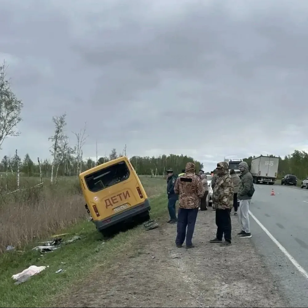 Автобус с детьми попал в ДТП на трассе Омск — Тюмень: один ребенок погиб