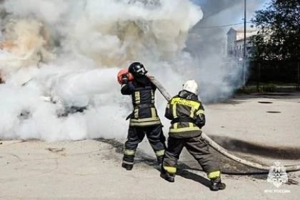 В Омске на 11-й Линии дотла сгорела машина