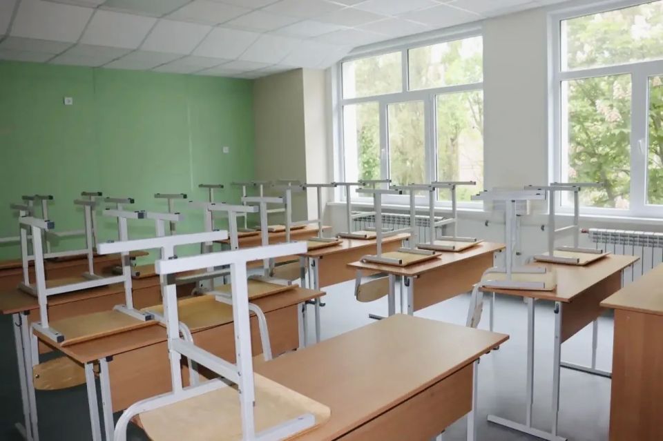 Спикер областного парламента Александр Артемов проинспектировал ход капремонта в подшефном Стаханове Спикер областного парламента Александр Артемов проинспектировал ход капремонта в подшефном Стаханове