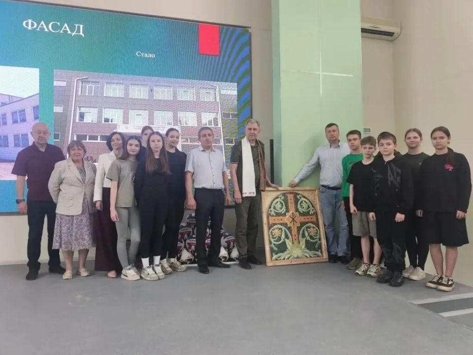 Спикер областного парламента Александр Артемов проинспектировал ход капремонта в подшефном Стаханове Спикер областного парламента Александр Артемов проинспектировал ход капремонта в подшефном Стаханове