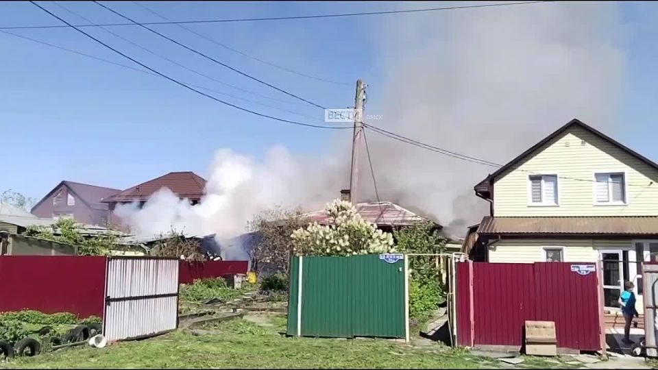 В Омске горит частный дом на улице 13я линия