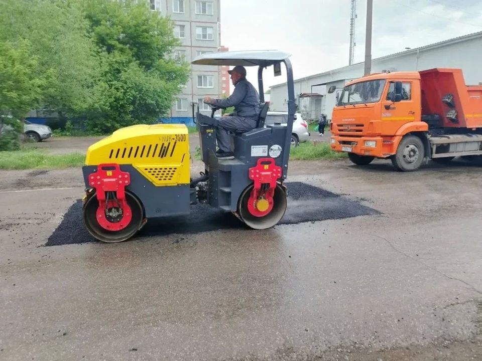 В Омске продолжаются работы по летнему содержанию дорог