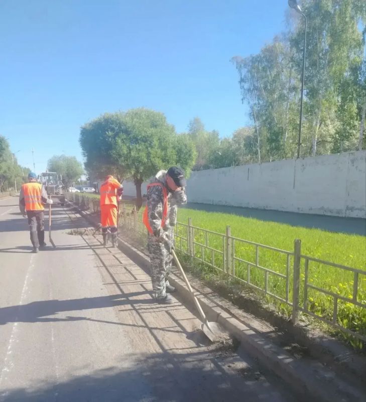 В Омске продолжаются работы по летнему содержанию дорог В Омске продолжаются работы по летнему содержанию дорог