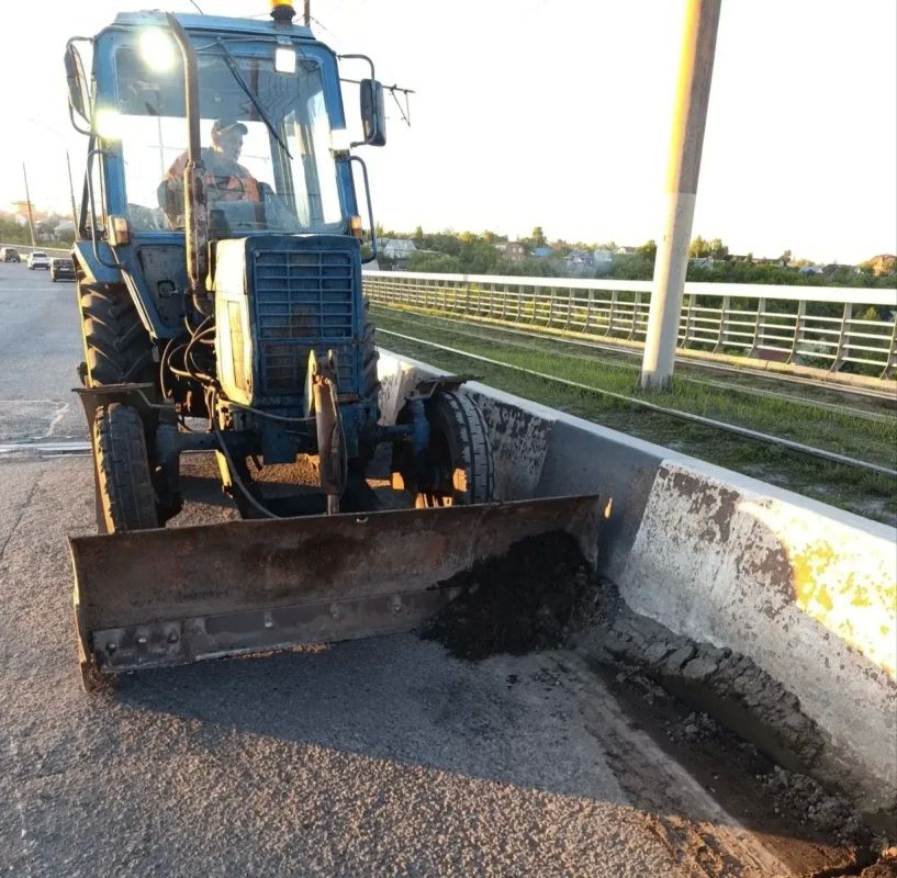 В Омске продолжаются работы по летнему содержанию дорог В Омске продолжаются работы по летнему содержанию дорог