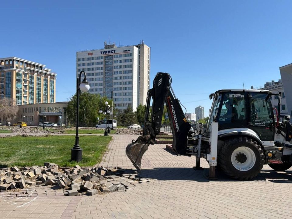 Началось благоустройство площади Бухгольца в центре Омска Началось благоустройство площади Бухгольца в центре Омска