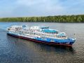 Трёхпалубный теплоход «Северная сказка» прибыл в Большеречье на пути в Омск
