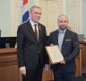 В начале пленарного заседания вручил заслуженные награды победителям ежегодного областного журналистского конкурса имени Владимира Алексеевича Варнавского на лучшее освещение СМИ деятельности областного парламента и...