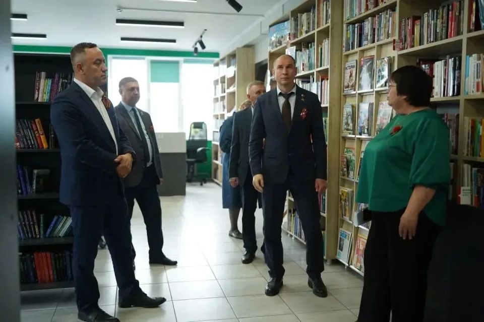 Сенатор Российской Федерации («Единая Россия»), Герой России Дмитрий Перминов вместе с советником генерального директора ООО «Сибирские колбасы» Михаилом Каракозом осмотрели объекты социальной инфраструктуры в Любимовском...