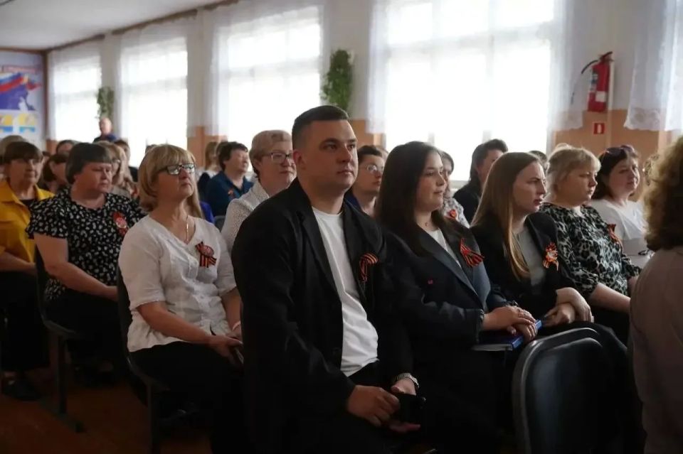 Сенатор Российской Федерации («Единая Россия»), Герой России Дмитрий Перминов собирает наказы от жителей райнов Омской области для включения в Народную программу на ближайшие 5 лет