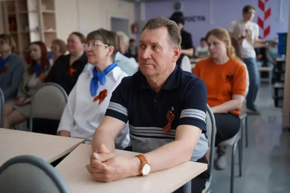 Сенатор Российской Федерации («Единая Россия»), Герой России Дмитрий Перминов собирает наказы от жителей райнов Омской области для включения в Народную программу на ближайшие 5 лет Сенатор Российской Федерации («Единая Россия»), Герой России Дмитрий Перминов собирает наказы от жителей райнов Омской области для включения в Народную программу на ближайшие 5 лет