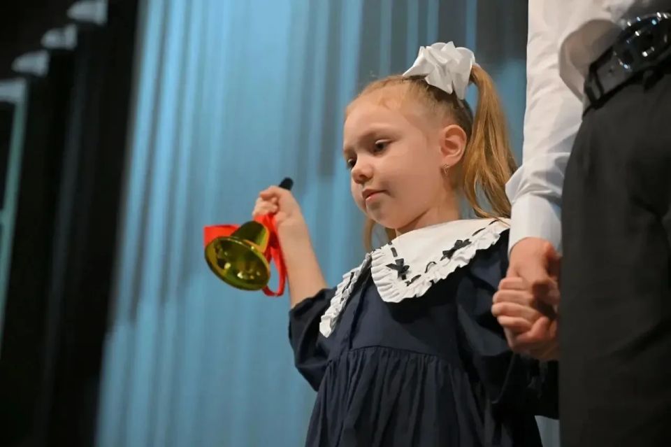 Выпускников, педагогов и родителей с последним звонком сегодня поздравили члены команды регионального Правительства Выпускников, педагогов и родителей с последним звонком сегодня поздравили члены команды регионального Правительства