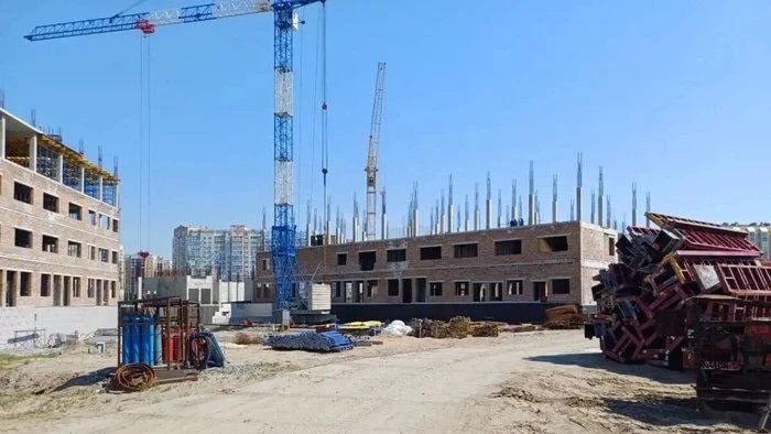 Омская прокуратура продолжает контролировать стройку детского инфекционного стационара