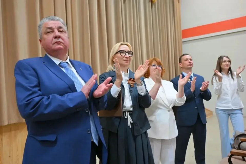 Выпускников, педагогов и родителей с последним звонком сегодня поздравили члены команды регионального Правительства Выпускников, педагогов и родителей с последним звонком сегодня поздравили члены команды регионального Правительства
