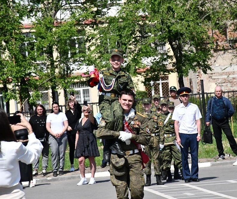 Выпускников, педагогов и родителей с последним звонком сегодня поздравили члены команды регионального Правительства Выпускников, педагогов и родителей с последним звонком сегодня поздравили члены команды регионального Правительства