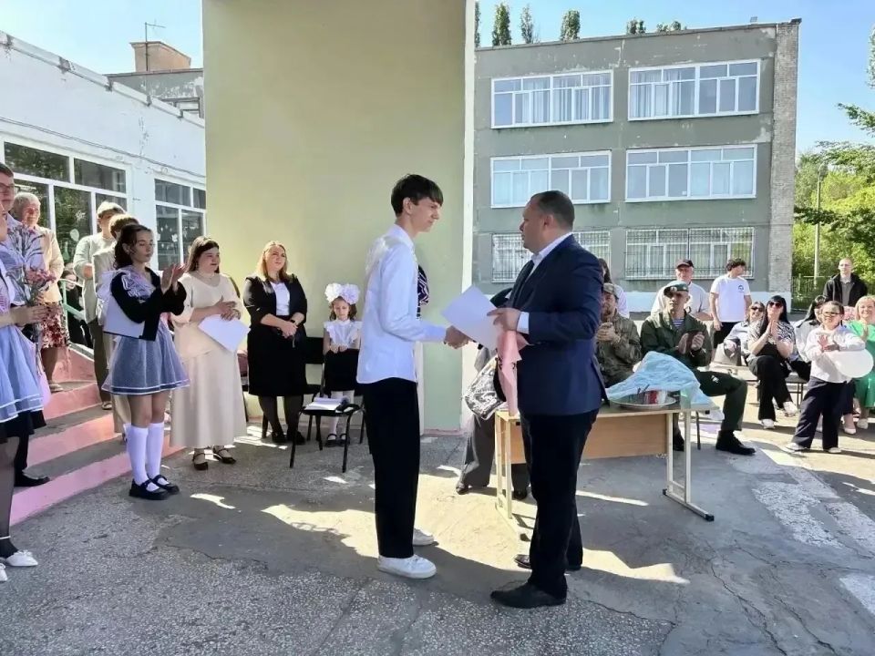 Для омских выпускников сегодня прозвучал последний звонок Для омских выпускников сегодня прозвучал последний звонок
