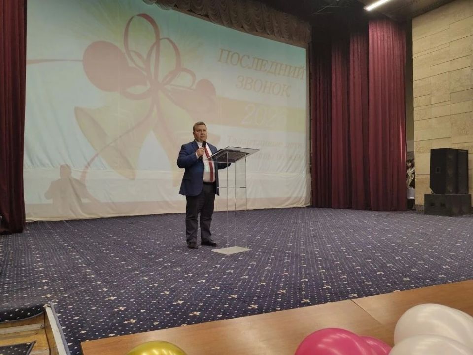 Замминистра науки, высшего образования и научно-технологического развития Омской области Денис Реченко от имени Губернатора Виталия Хоценко поздравил выпускников гимназии №140 с последним звонком
