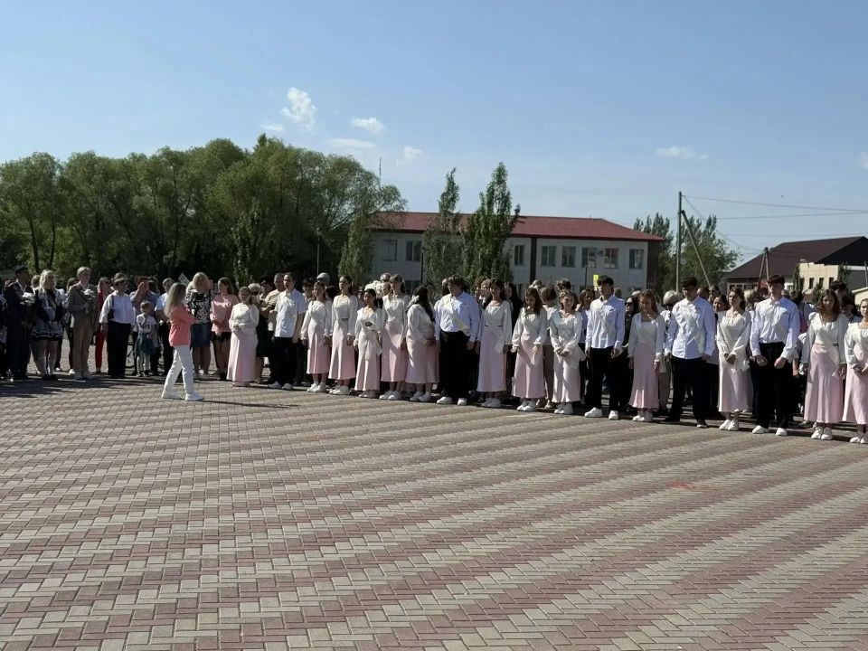 Омских выпускников поздравили с последним звонком Омских выпускников поздравили с последним звонком