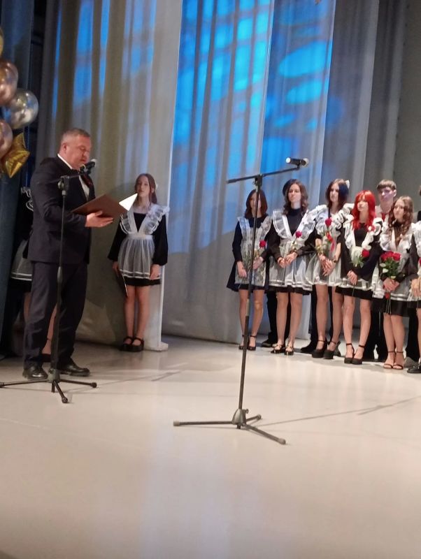 Омских выпускников поздравили с последним звонком Омских выпускников поздравили с последним звонком
