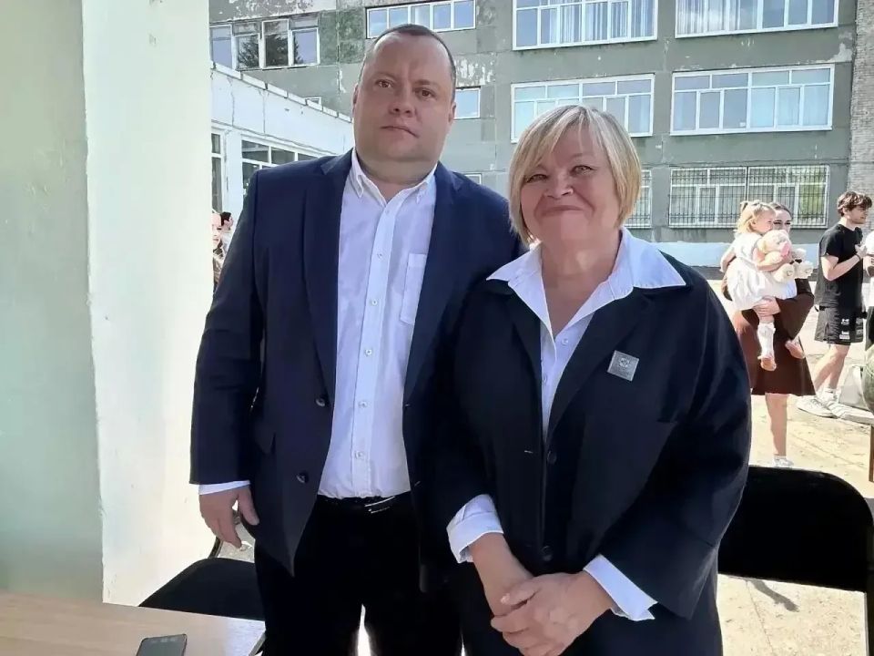 Для омских выпускников сегодня прозвучал последний звонок Для омских выпускников сегодня прозвучал последний звонок