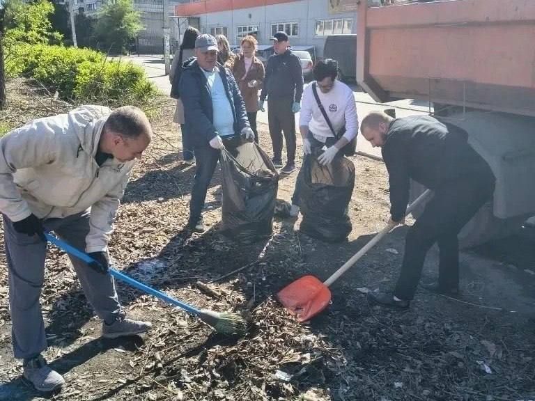 Большая уборка: в Ленинском округе очистили территорию у рынка от мусора и шин Большая уборка: в Ленинском округе очистили территорию у рынка от мусора и шин