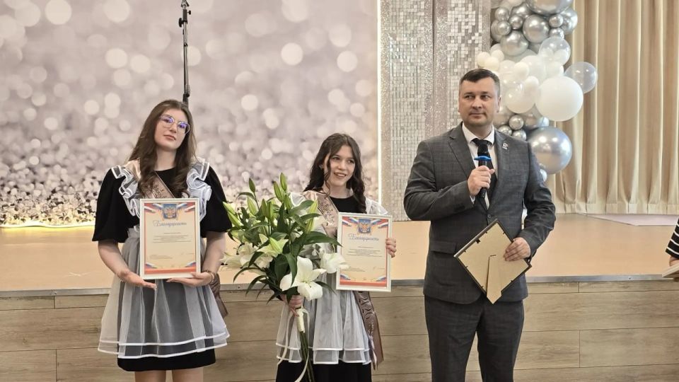 Председатель Законодательного собрания Омской области Александр Артемов совместно с депутатом Омского городского Совета Андреем Бондаренко и депутатом Законодательного собрания Омской области от «Единой России» Владимиром... Председатель Законодательного собрания Омской области Александр Артемов совместно с депутатом Омского городского Совета Андреем Бондаренко и депутатом Законодательного собрания Омской области от «Единой России» Владимиром...